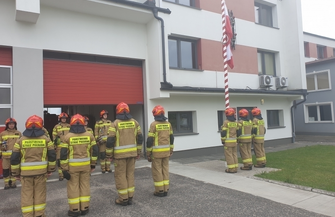 Wschowscy strażacy oddali hołd oraz uczcili minutą ciszy pamięć po zmarłym funkcjonariuszu z KP PSP Żary