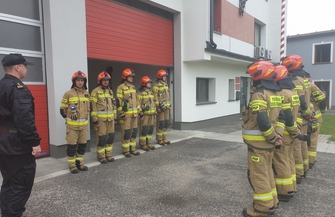 Wschowscy strażacy oddali hołd oraz uczcili minutą ciszy pamięć po zmarłym funkcjonariuszu z KP PSP Żary