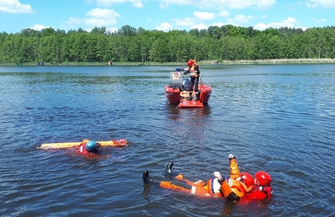 Ćwiczenia strażaków z zakresu ratownictwa wodnego ZDJĘCIA