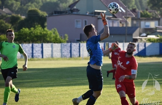 Dąb wygrywa w Nietkowie