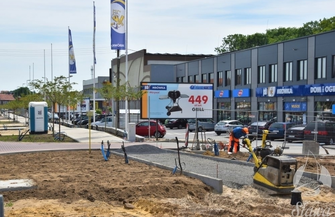 Zielony pasaż w centrum Sławy