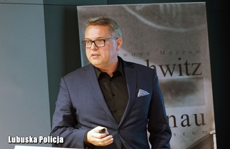 Inspektor Tomasz Kłosowski po 30 latach żegna sięz policyjnym mundurem ZDJĘCIA