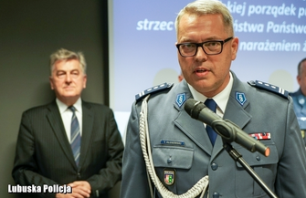 Inspektor Tomasz Kłosowski po 30 latach żegna sięz policyjnym mundurem ZDJĘCIA
