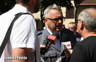 Inspektor Tomasz Kłosowski po 30 latach żegna sięz policyjnym mundurem ZDJĘCIA