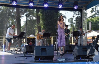 Muzyczne występy nad jeziorem