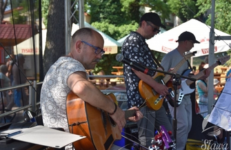 Muzyczne występy nad jeziorem