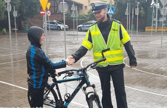 Wschowa Policjanci egzaminowali uczniów na kartęrowerowąZDJĘCIA