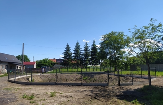 Nowe ogrodzenie przy zbiorniku wodnym w Jędrzychowicach