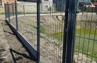 Nowe ogrodzenie przy zbiorniku wodnym w Jędrzychowicach