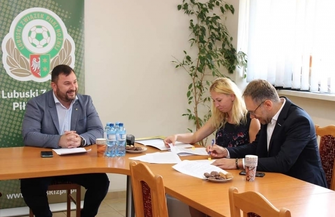 Umowa na budowę systemu nawadniającego boisko w Siedlnicy podpisana