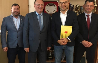 Umowa na budowę systemu nawadniającego boisko w Siedlnicy podpisana