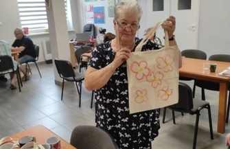 Warsztaty malowania ekotoreb w Klubie Senior ZDJĘCIA