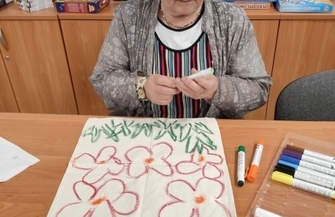 Warsztaty malowania ekotoreb w Klubie Senior ZDJĘCIA