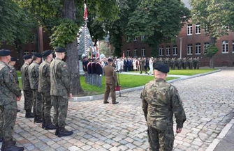 Uczniowie Staszica uczestniczyli w odsłonięciu pomnika ZDJĘCIA