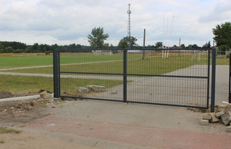 Postępują prace polegające na wymianie ogrodzenia boiska w Szlichtyngowie ZDJĘCIA
