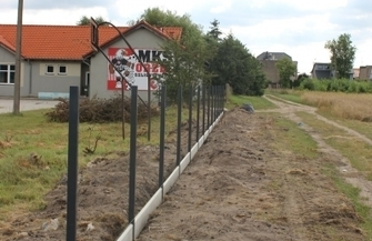 Postępują prace polegające na wymianie ogrodzenia boiska w Szlichtyngowie ZDJĘCIA
