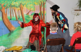 Do biblioteki przyjechali aktorzy z teatru Maska ZDJĘCIA