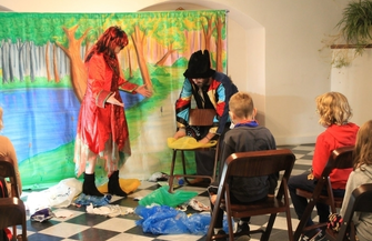 Do biblioteki przyjechali aktorzy z teatru Maska ZDJĘCIA