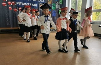 Pasowanie na ucznia w SP w Starych Drzewcach ZDJĘCIA