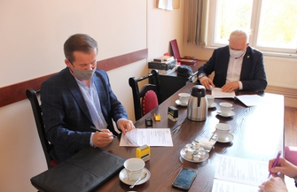 Umowa na przebudowę dachu sali gimnastycznej w Staszicu podpisana