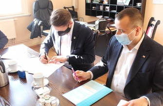 Umowa na przebudowę dachu sali gimnastycznej w Staszicu podpisana