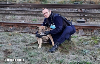 Wschowscy policjanci uratowali psa który wpadł do głębokiego wykopu ZDJĘCIA