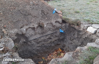 Wschowscy policjanci uratowali psa który wpadł do głębokiego wykopu ZDJĘCIA