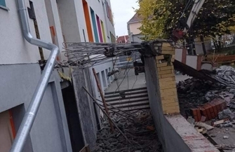 Trwa remont schodów wejściowych w SP 1 we Wschowie ZDJĘCIA