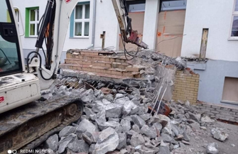 Trwa remont schodów wejściowych w SP 1 we Wschowie ZDJĘCIA