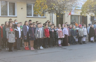 Uczniowie ze Szlichtyngowej w akcji Szkoła do hymnu ZDJĘCIA