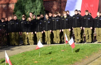 Akcja Niepodległa do Hymnu w Staszicu ZDJĘCIA