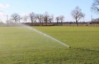 Boisko w Siedlnicy z nowym systemem nawadniającym