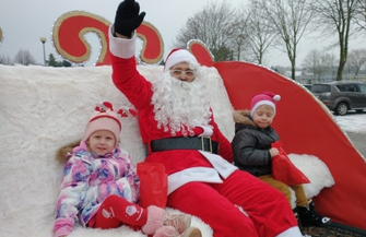 Orszak Św. Mikołaja jeździ po Sławie i okolicach ZDJĘCIA