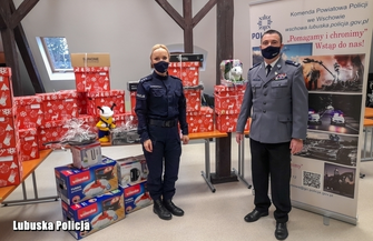 Wschowscy policjanci przekazali prezenty dla podopiecznych domów dziecka ZDJĘCIA