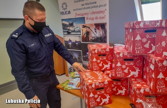 Wschowscy policjanci przekazali prezenty dla podopiecznych domów dziecka ZDJĘCIA