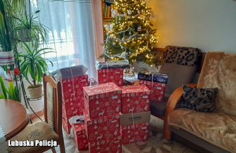 Wschowscy policjanci przekazali prezenty dla podopiecznych domów dziecka ZDJĘCIA