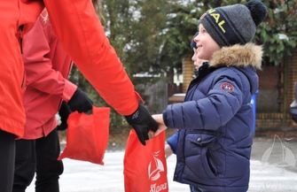 Święty Mikołaj z wizytą w kolejnych szkołach