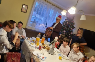 Powiat Z wizytą u podopiecznych domów dziecka ZDJĘCIA