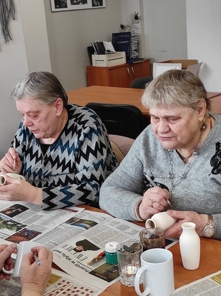 Warsztaty malowania ceramiki w Klubie Senior w Szlichtyngowej