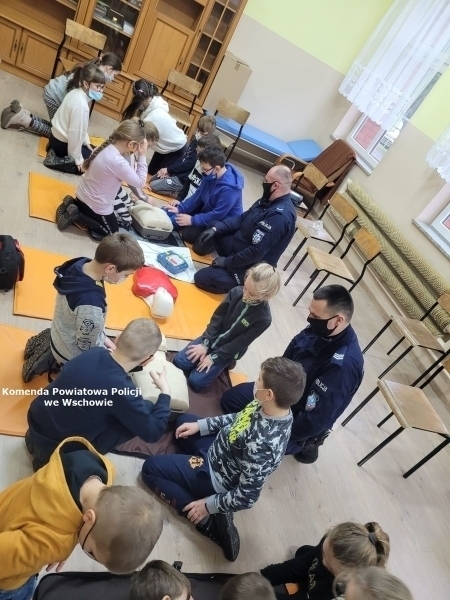 Policjanci edukowali dzieci przed feriami ZDJĘCIA