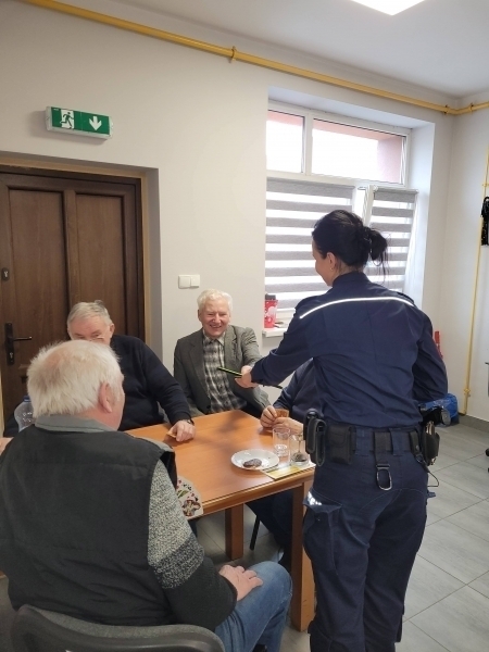 Spotkanie z policjantami w Klubie Senior w Szlichtyngowie ZDJĘCIA