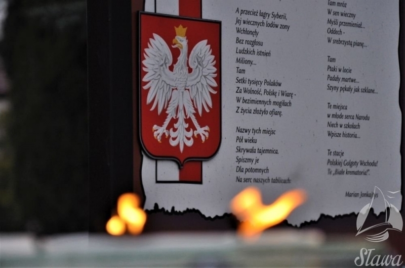 Zapalili znicze pod pomnikiem przy Skwerze Sybiraków w Sławie ZDJĘCIA