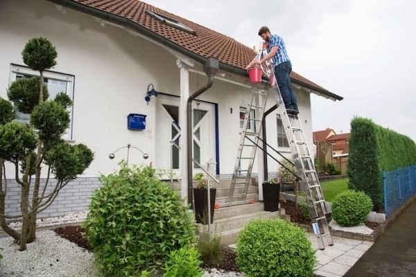 Jaką drabinę wybrać do domu i do ogrodu
