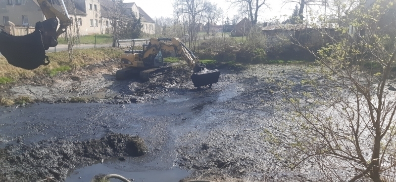 Trwają prace związane z oczyszczaniem zbiorników wodnych w gminie Szlichtyngowa ZDJĘCIA
