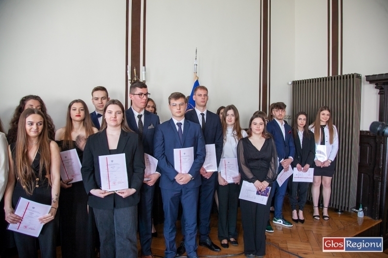 Maturzyści z I LO odebrali świadectwa RELACJA