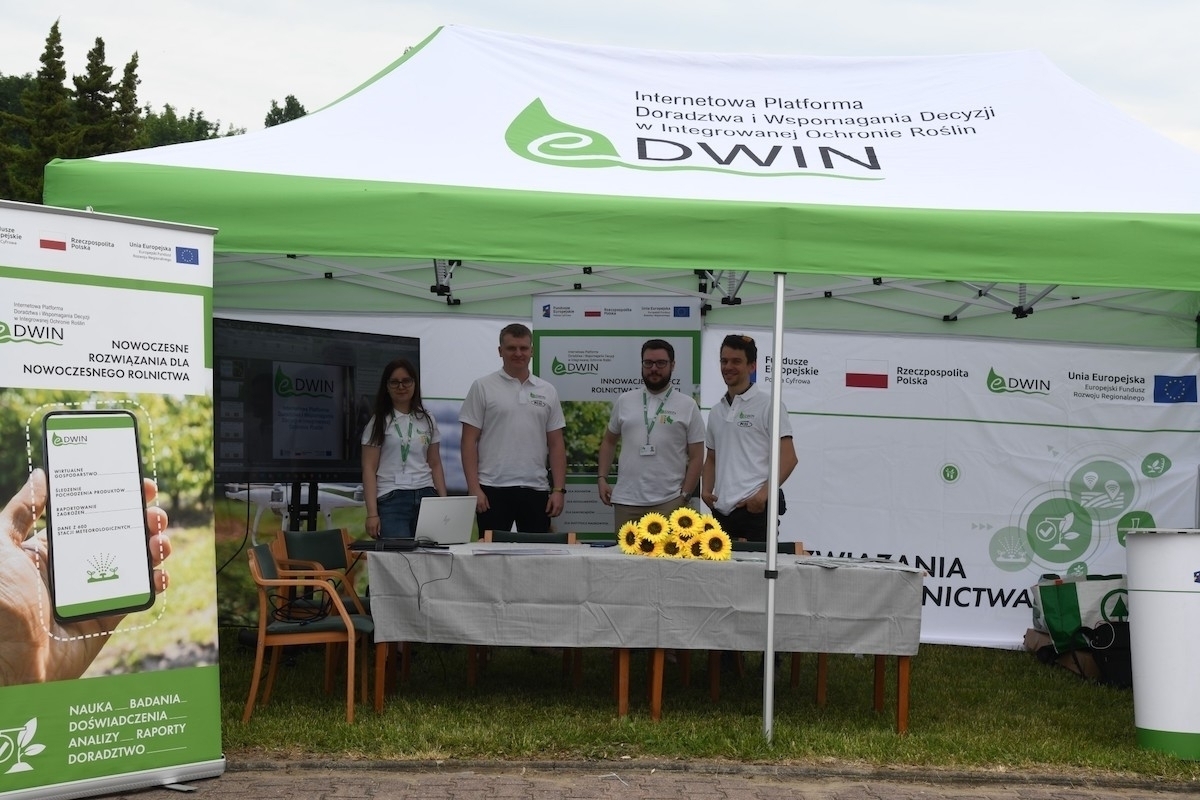 Aplikacja eDWIN setki zwierząt roślin uprawnych i sprzęt rolniczy na targach w Sielinku