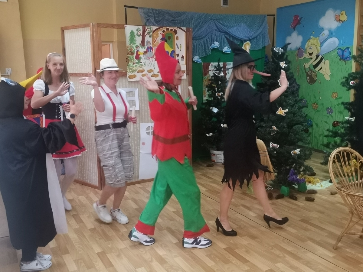 Rodzice przygotowali przedstawienie dla przedszkolaków