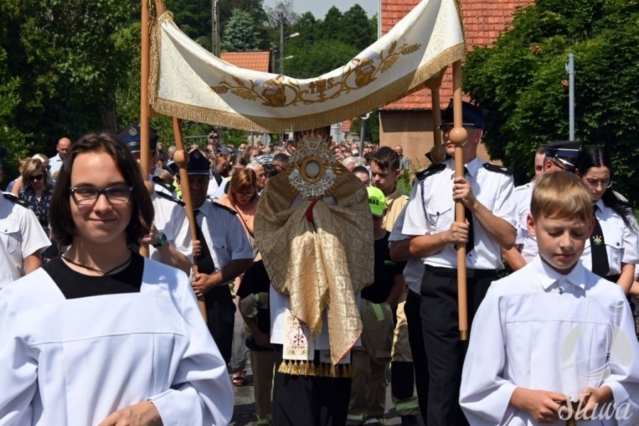 Procesja przeszła ulicami Sławy