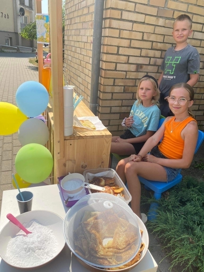 Serwują lemoniadę i naleśniki.