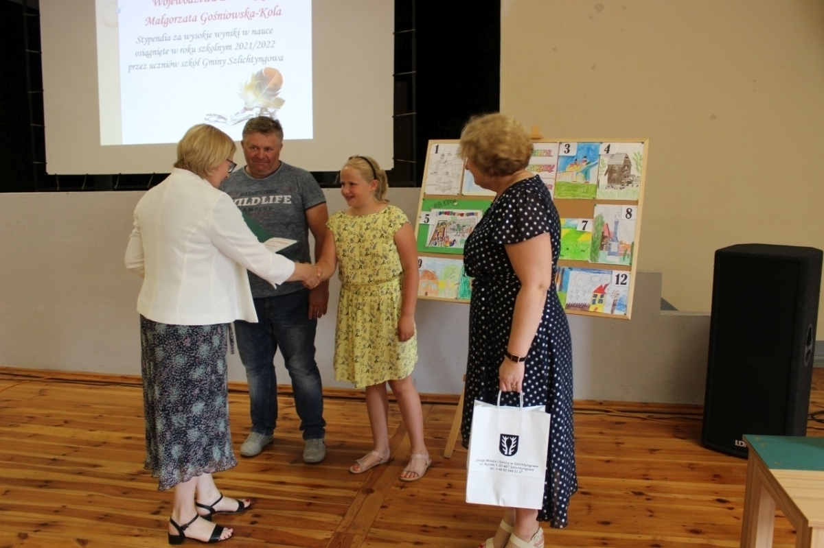 Najzdolniejsi uczniowie nagrodzeni za wyniki